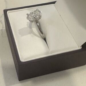 3.07 lab created diamond oval cut - F Vs2 - platinum